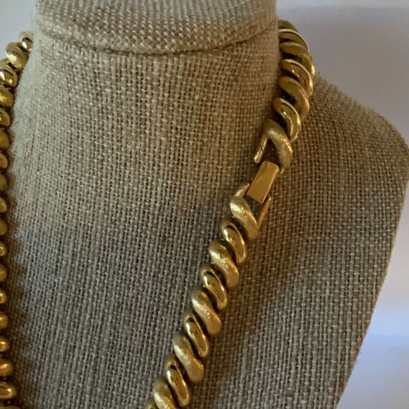 Vintage Napier Gold Tone Alternating Shiny/Matt Chunky Necklace Fashion Jewelry - Picture 3 of 7